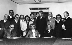 但老道的他停办了所有的晚宴和鸡尾